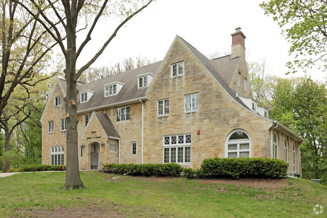 Building - Parish Apartments