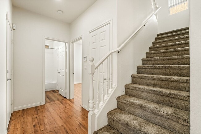 Building Photo - 3 Bedroom, 2 bathroom, 2 Car Garage Home i...