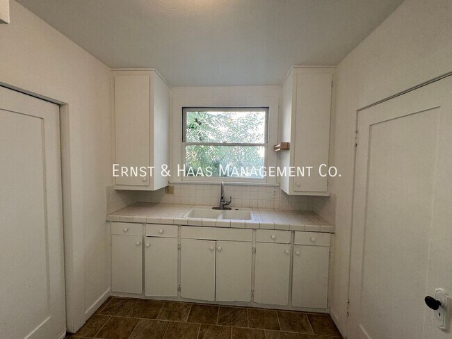 Building Photo - 528.5 N Kenmore Ave