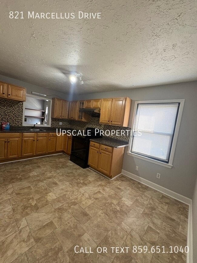 Building Photo - 821 Marcellus Dr