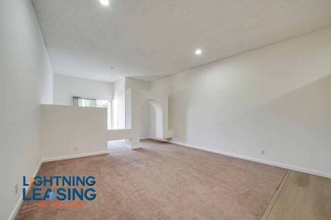 Building Photo - Freshly Updated Jr. 1-Bedroom with Balcony...