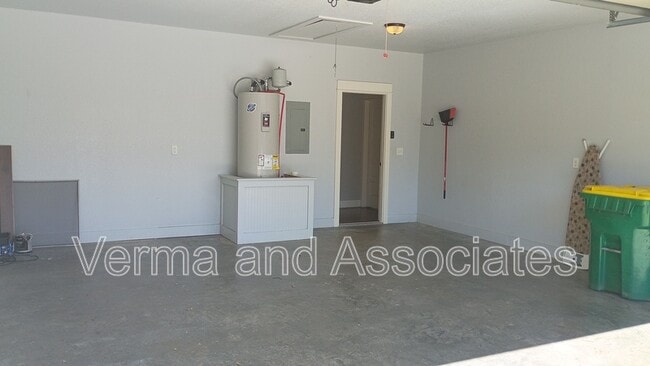 Building Photo - 1610 Sweetbriar Way