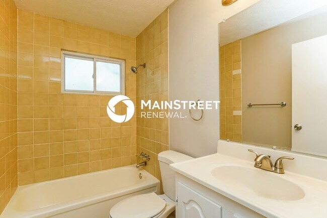 Building Photo - 3 Bedroom Pet-Friendly Home in COLUMBUS, OH with Main Street Renewal