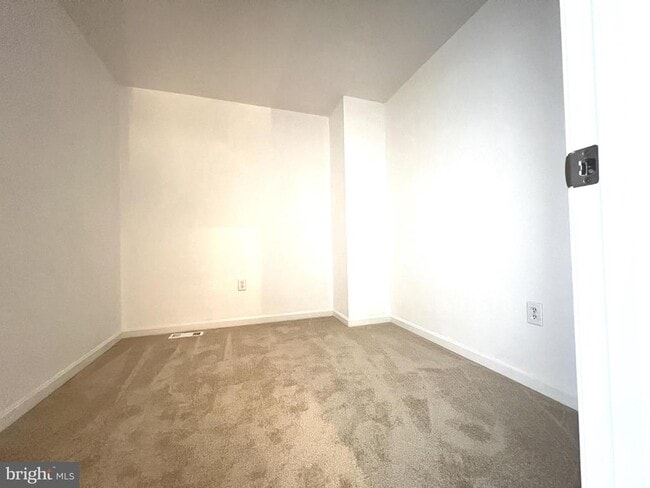 Building Photo - 4971 Clarendon Terrace