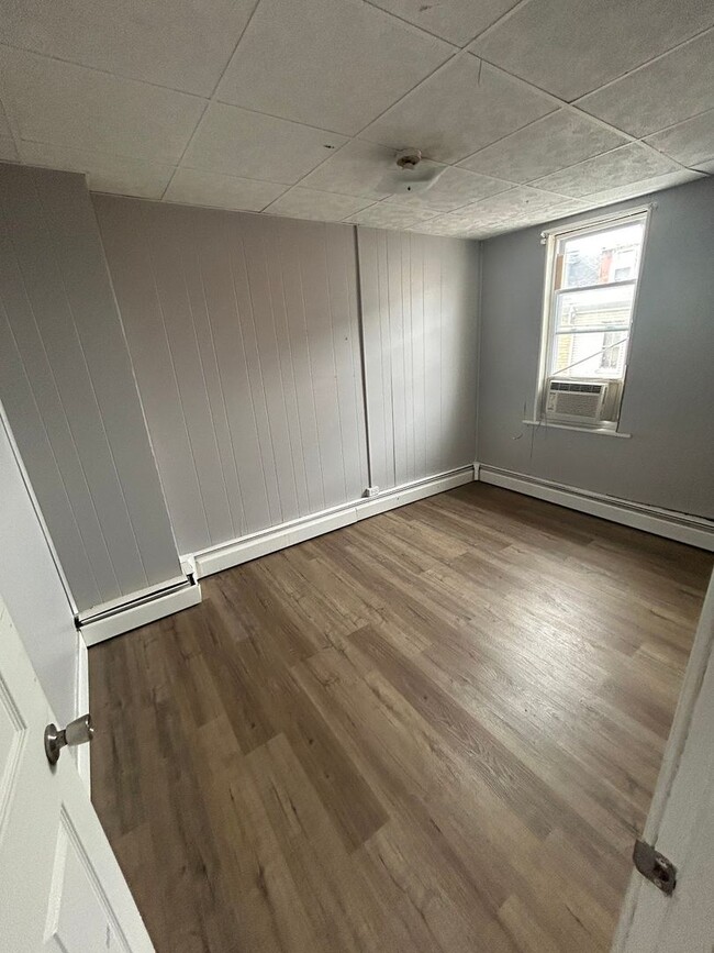 Building Photo - 3 Bedroom House