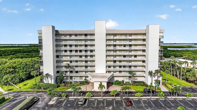 Building Photo - 5059 N Hwy A1A