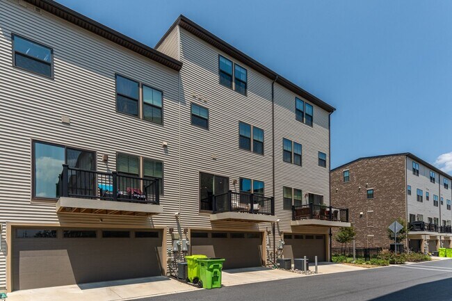 Building Photo - Welcome to your dream townhome - Spacious ...