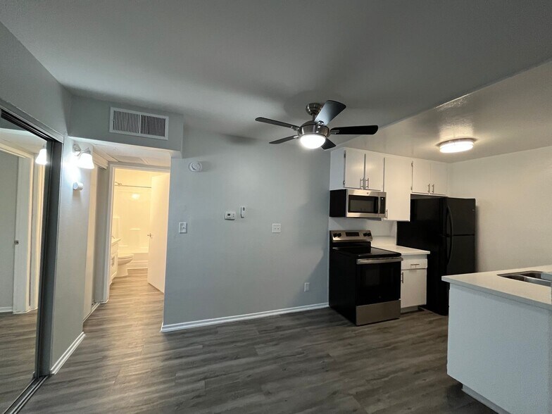 Interior Photo - 951 S. Oxford