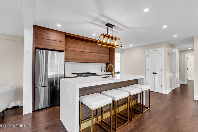 Building Photo - 320 Silver Lagoon Dr