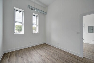 Building Photo - 4749 N Western Ave