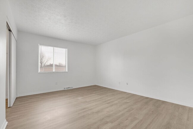 Building Photo - 4050 Carlton Ave