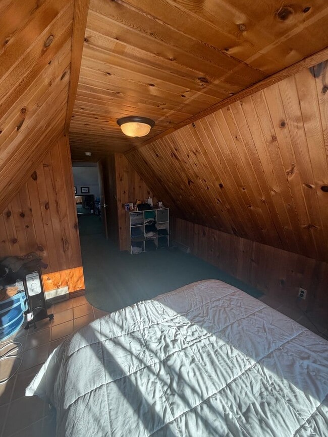 Building Photo - AVAILABLE JUNE -4 Bed, 2 Bath Home with Garage!