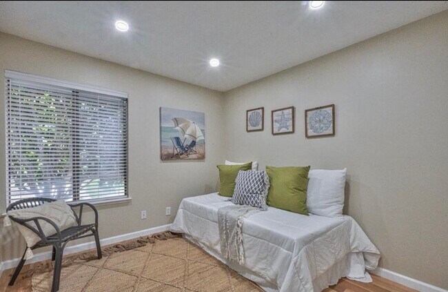 Building Photo - 1925 46th Ave