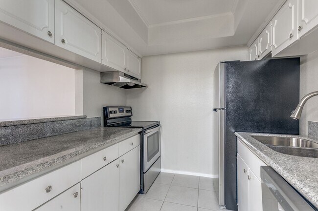 Building Photo - BEAUTIFUL ALAMO HEIGHTS CONDOMINIUM AT THE GEORGIAN