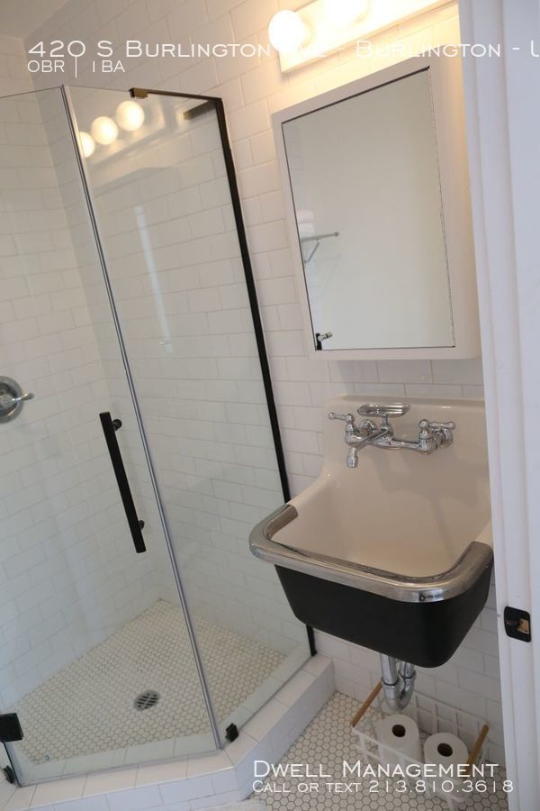 Building Photo - Beautiful Studio Apartment with Kitchenette