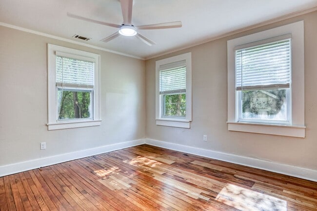 Building Photo - Renovated 2 bdrm home in East Savannah