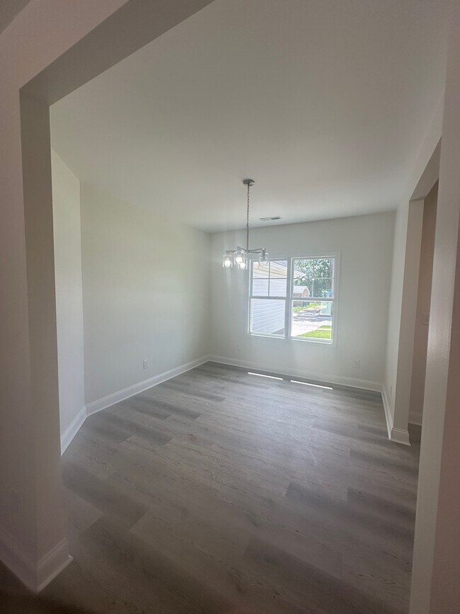 Building Photo - 645 Glensford Dr