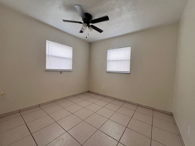 Building Photo - Charming 3 bed 1 bath Single Family Home w...