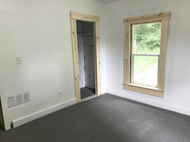 Building Photo - 1374 E Canal St