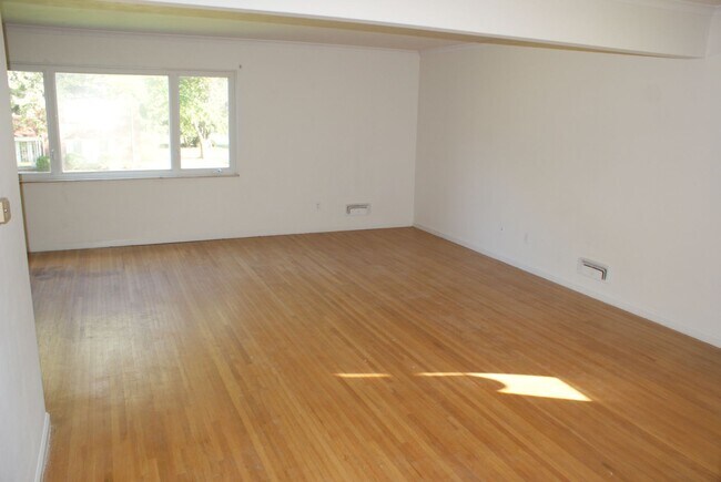 Building Photo - 2127 Collinway St