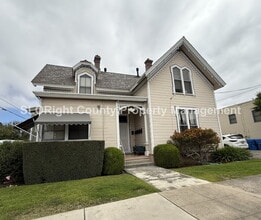 Building Photo - AVAILABLE NOW - 1 Bed, 1 Bath Charming Dow...