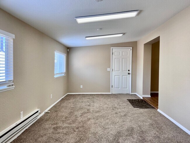 Building Photo - Ranch Home 3BD/2BA Conveniently Located Mi...