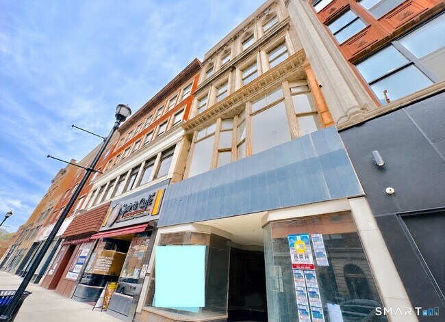 Building Photo - 105 Bank St
