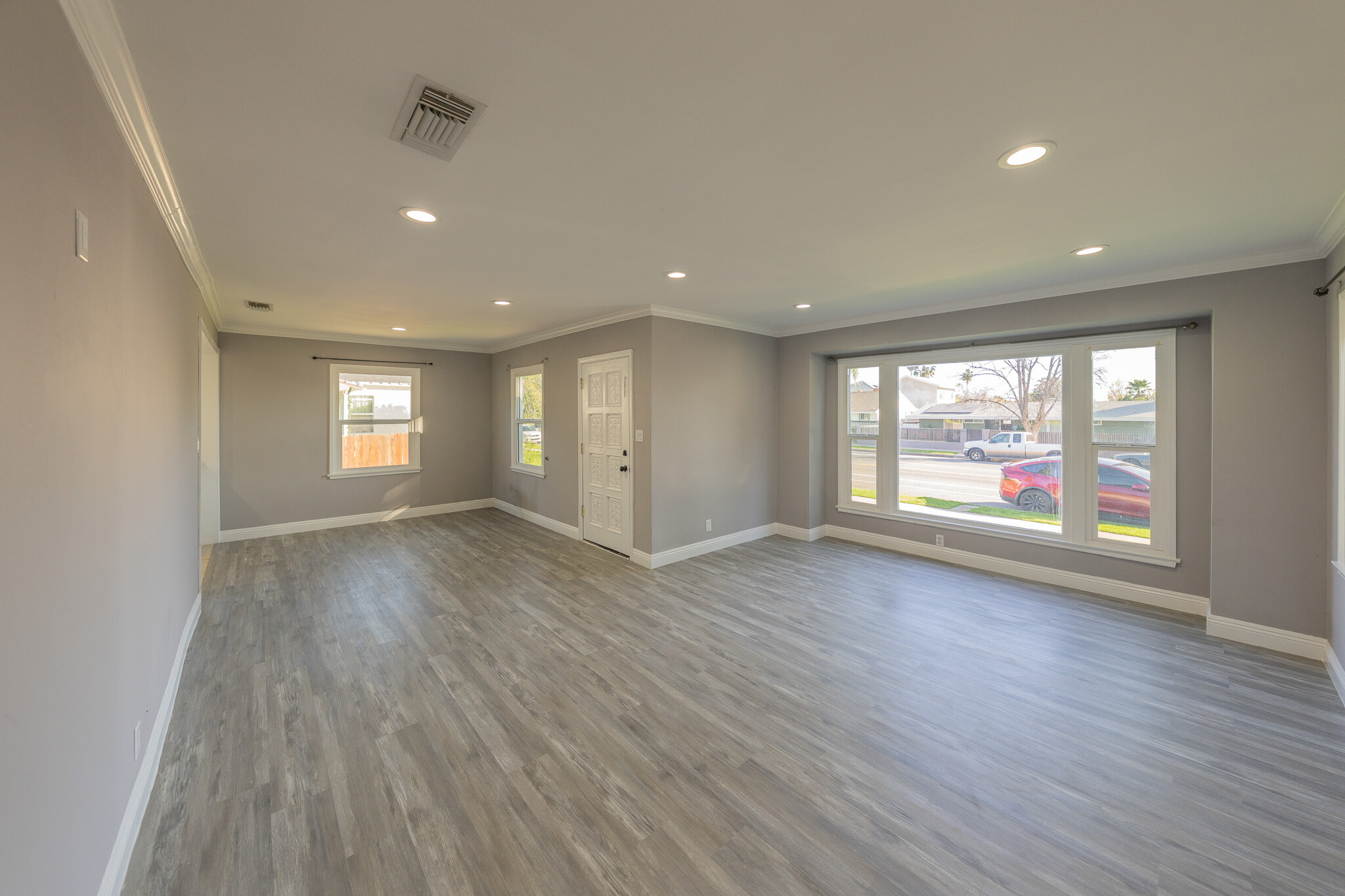 Building Photo - 14947 Chatsworth St