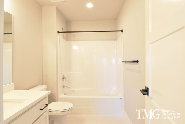 Building Photo - AmazingTownhome with Stunning Finishes! 1900+ Sq Ft, Fenced Yard!