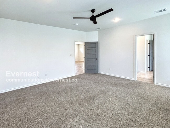 Building Photo - 2115 Hornbeam St