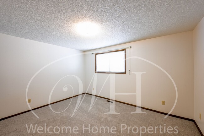 Building Photo - Great 2 Bedroom Condo with Storage and Out...