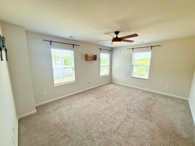 Building Photo - 106 White Rapids Way