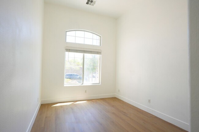 Building Photo - Beautifully Updated Single-Story Home with an Open Floor Plan