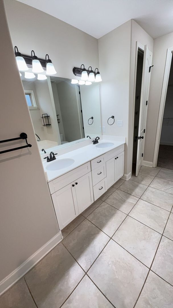 Building Photo - Nice 4 bedroom 2 bath home in the heart of...