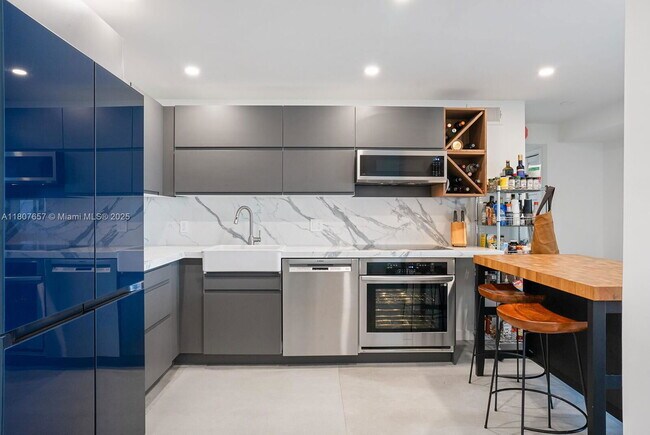 Building Photo - 100 Bayview Dr