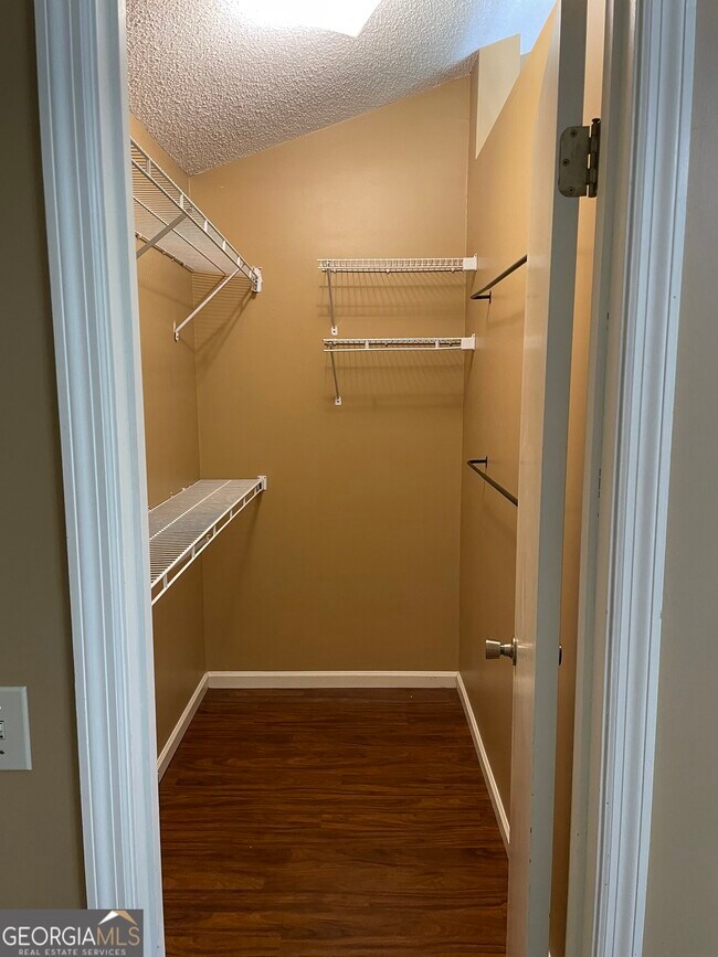 Building Photo - 108 Acorn Ct