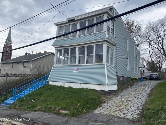 Building Photo - 609 Crane St