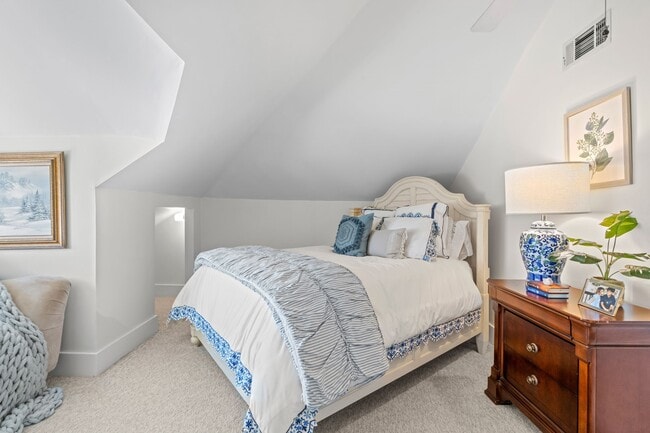 Building Photo - 1002 W Cottage St