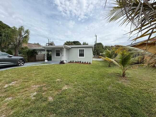 Building Photo - Charming 2/1 Single Family Home with large carport