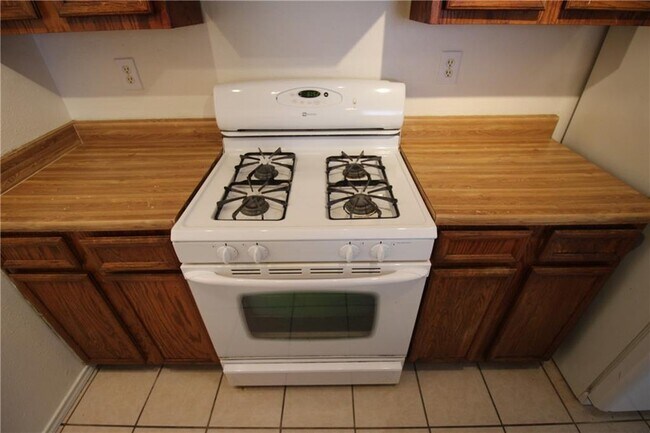 Building Photo - 1002 King Albert St