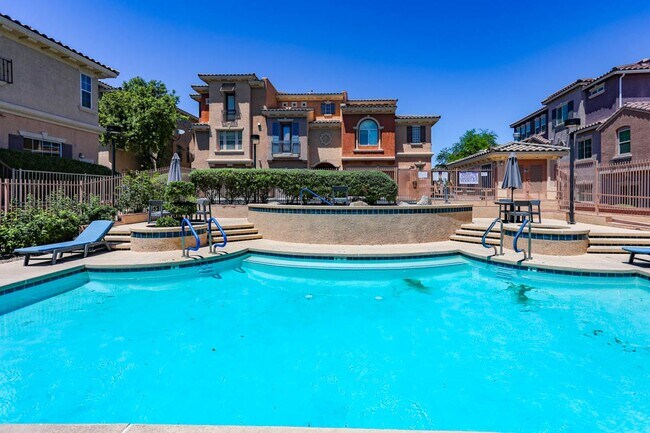Building Photo - Beautiful 3 Bedroom Townhome With Stunning Mountain Views