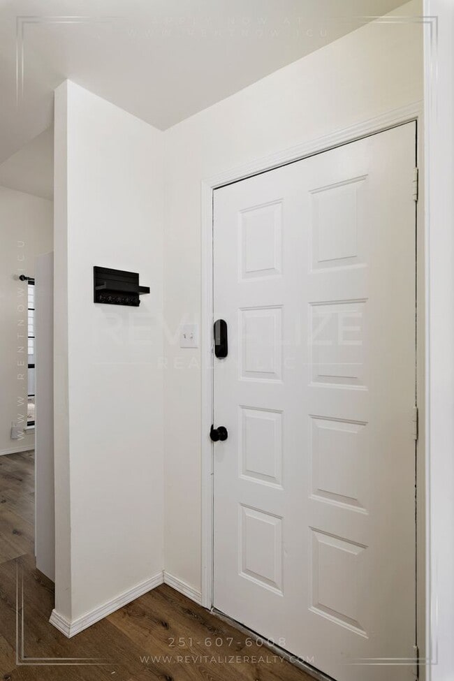 Building Photo - Beautifully Updated 3BR / 2BA in West Mobile with Private Courtyard