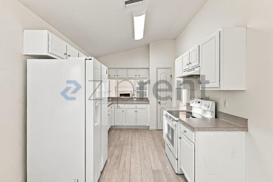 Building Photo - Unit