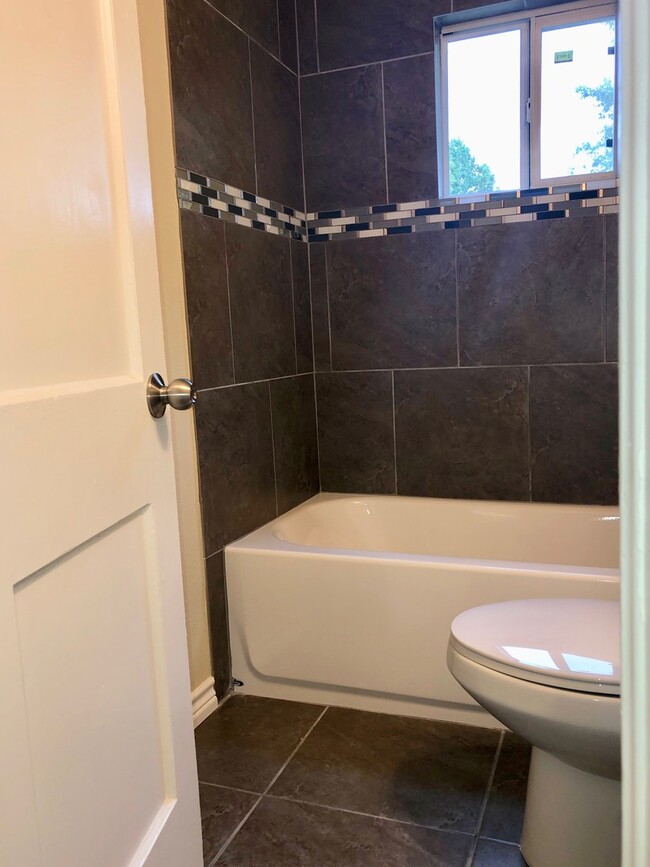 Building Photo - 2 Bedrooms - 1 Bathroom - LARGE Backyard!
