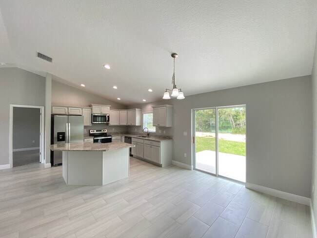 Building Photo - Desirable SW Ocala Neighborhood 4/2/2 *WON'T LAST*