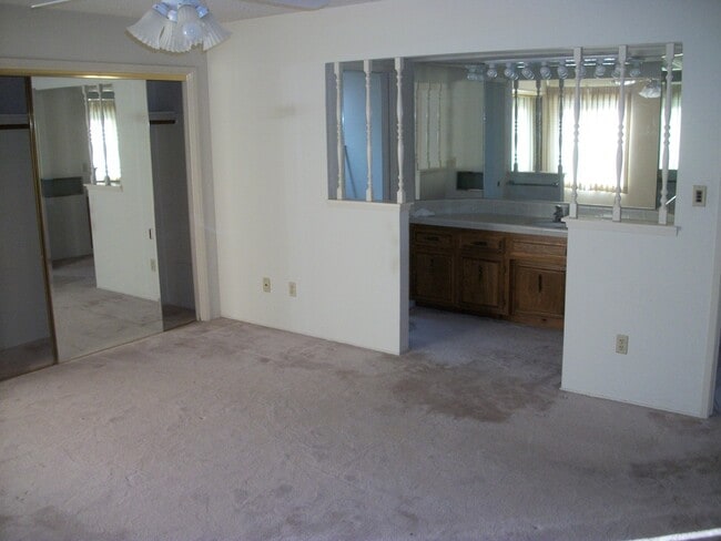 Building Photo - 2 Bedroom Condo