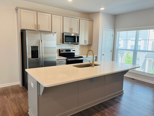 Building Photo - Stunning 3 bedroom, 3.5 bathroom townhome ...