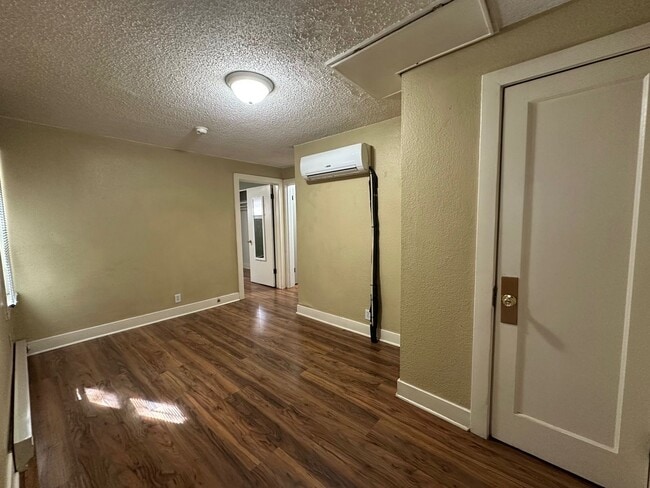 Building Photo - L992