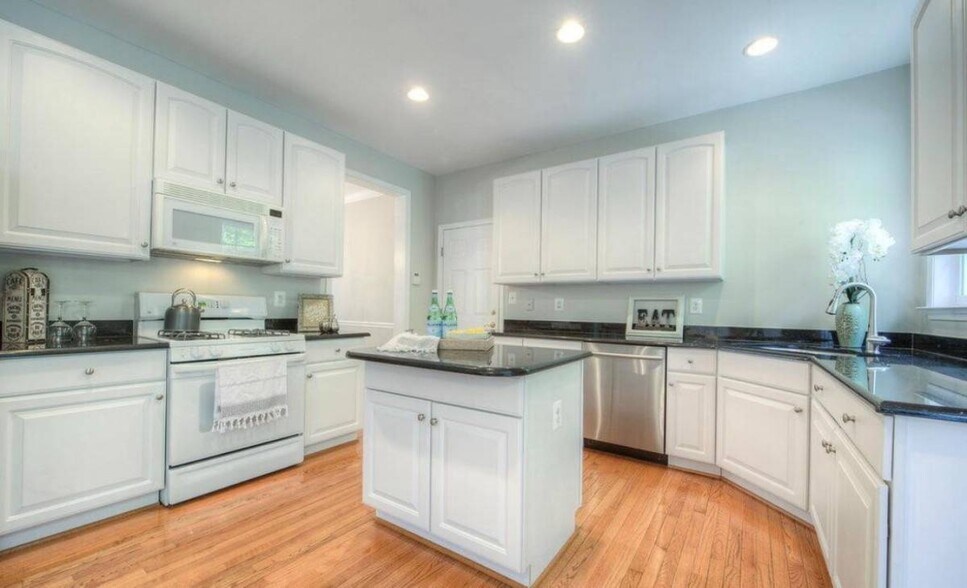 Building Photo - 6961 Klett Dr