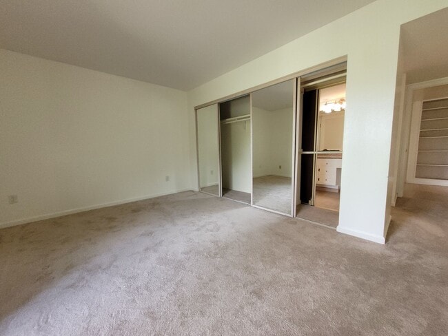 Building Photo - Comfortable Condo overlooking the golf cou...